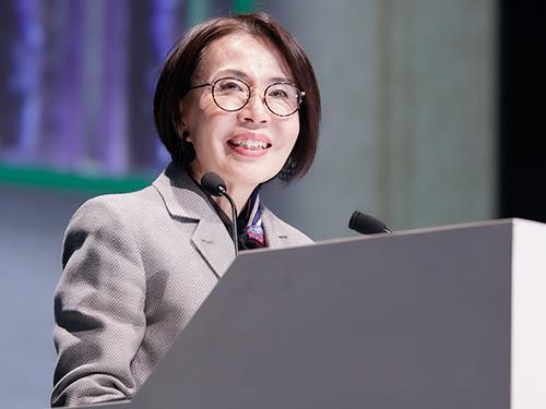 あいさつする和田佳子社長